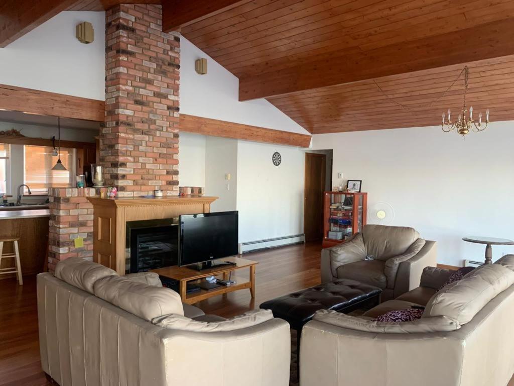 Metchosin Beach House Виктория Екстериор снимка